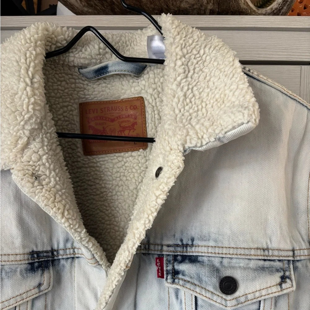 Levi's Light Blue Denim Jacket with Sherpa Lining - Picture 3 of 12